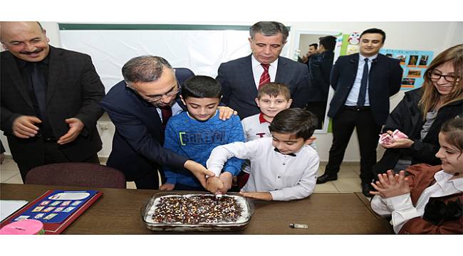 Vali Çeber'den Özel Eğitim Öğrencisine Sürpriz Doğum Günü Kutlaması