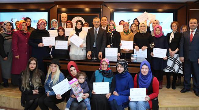 Girişimci Kadınlar Sertifikalarını Vali Kemal Çeber'in Elinden Aldı