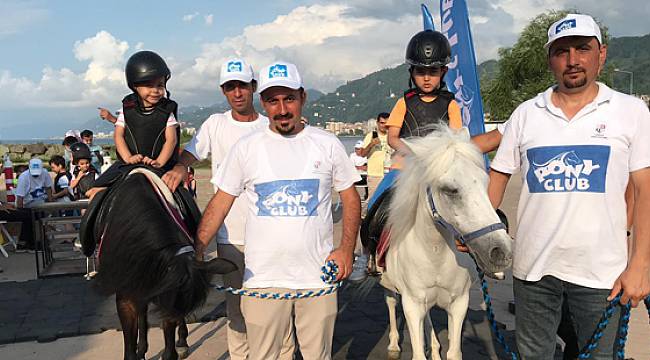 Pony Atları Rize'de Çocukları Eğlendirdi