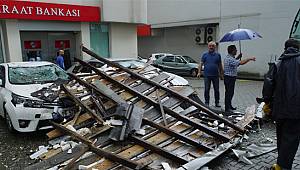 Rize'de Fırtına Çatıyı Uçurdu, 4 Araç Zarar Gördü