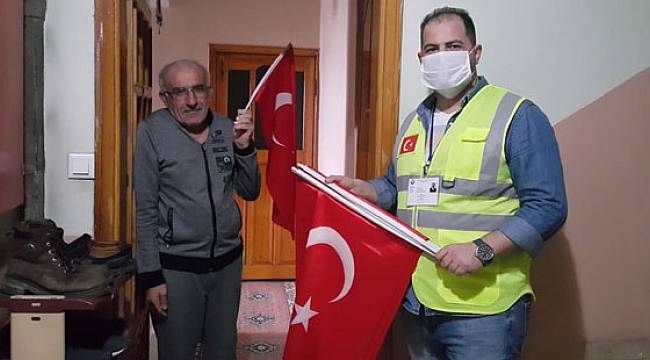 Rize'de Binlerce Türk Bayrak Dağıtıldı