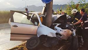Rize'de Kontrolden Çıkan Araç Direğe Çarptı: 1 Ağır Yaralı