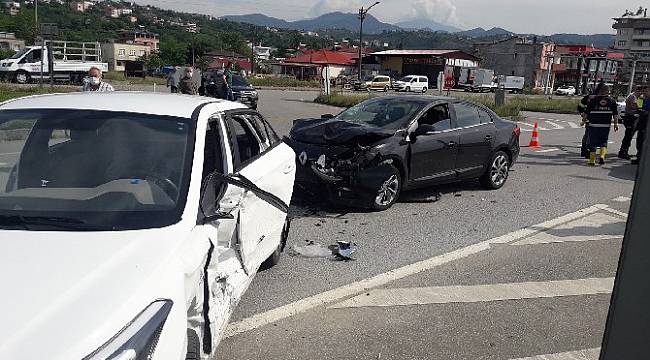 Rize Plakalı Otomobil Kaza Yaptı 4 Yaralı