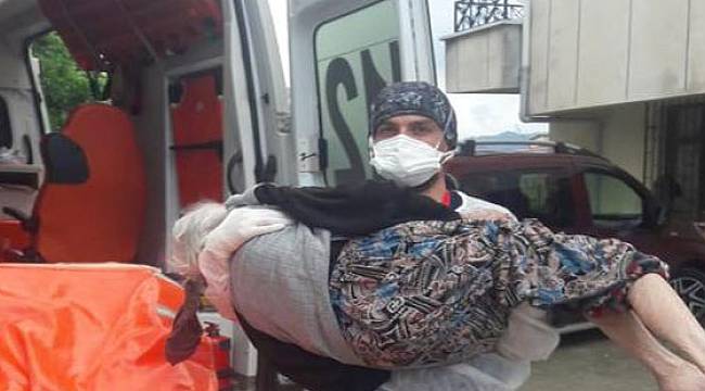 Kovid-19 Tedavisi Tamamlanan Yaşlı Kadını Yakınları Taşımayınca Rize Sağlık Çalışanı Ambulanstan Evine Taşıdı