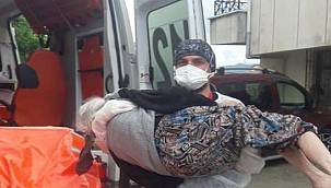 Kovid-19 Tedavisi Tamamlanan Yaşlı Kadını Yakınları Taşımayınca Rize Sağlık Çalışanı Ambulanstan Evine Taşıdı